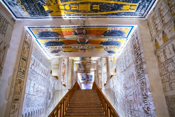 Krallar vadisinde hiyeroglifler bulunan firavunlar için antik mezar odaları, Luxor, Mısır. 