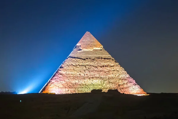 Büyük Giza Piramidi gece aydınlandı, UNESCO Dünya Mirası alanı, Kahire, Mısır.