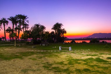 Günbatımında Mısır 'da Nil nehri.