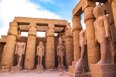 Günbatımında antik Luxor tapınağı, UNESCO Dünya Mirası alanı, Lüksör, Mısır.