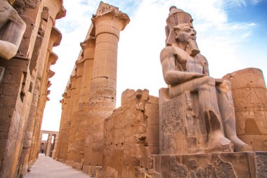 Günbatımında antik Luxor tapınağı, UNESCO Dünya Mirası alanı, Lüksör, Mısır.