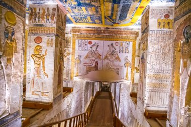 Krallar vadisinde hiyeroglifler bulunan firavunlar için antik mezar odaları, Luxor, Mısır. 