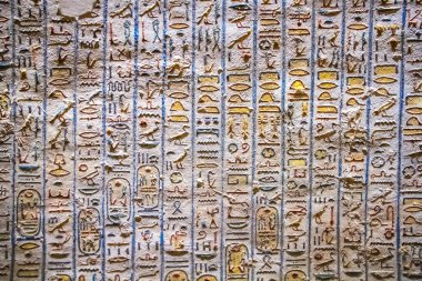 Krallar vadisinde hiyeroglifler bulunan firavunlar için antik mezar odaları, Luxor, Mısır. 