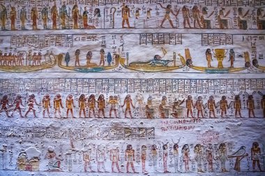 Krallar vadisinde hiyeroglifler bulunan firavunlar için antik mezar odaları, Luxor, Mısır. 