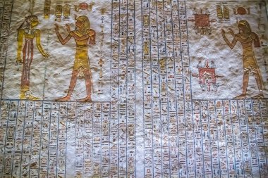 Krallar vadisinde hiyeroglifler bulunan firavunlar için antik mezar odaları, Luxor, Mısır. 