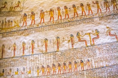 Krallar vadisinde hiyeroglifler bulunan firavunlar için antik mezar odaları, Luxor, Mısır. 