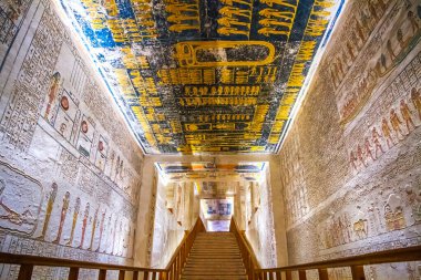 Krallar vadisinde hiyeroglifler bulunan firavunlar için antik mezar odaları, Luxor, Mısır. 