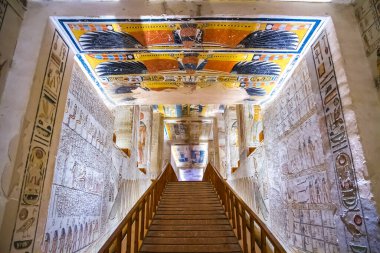 Krallar vadisinde hiyeroglifler bulunan firavunlar için antik mezar odaları, Luxor, Mısır. 