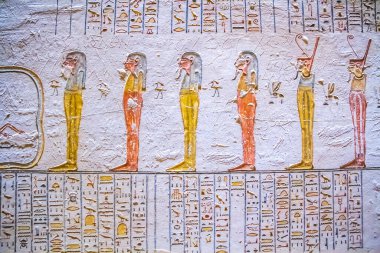 Krallar vadisinde hiyeroglifler bulunan firavunlar için antik mezar odaları, Luxor, Mısır. 