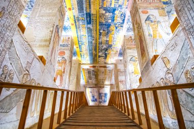 Krallar vadisinde hiyeroglifler bulunan firavunlar için antik mezar odaları, Luxor, Mısır. 