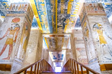 Krallar vadisinde hiyeroglifler bulunan firavunlar için antik mezar odaları, Luxor, Mısır. 