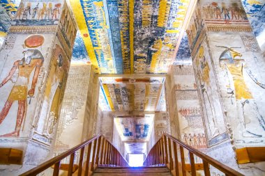 Krallar vadisinde hiyeroglifler bulunan firavunlar için antik mezar odaları, Luxor, Mısır. 