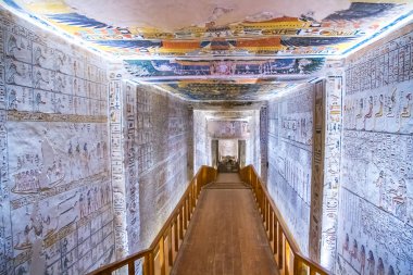 Krallar vadisinde hiyeroglifler bulunan firavunlar için antik mezar odaları, Luxor, Mısır. 