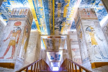 Krallar vadisinde hiyeroglifler bulunan firavunlar için antik mezar odaları, Luxor, Mısır. 