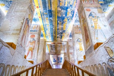 Krallar vadisinde hiyeroglifler bulunan firavunlar için antik mezar odaları, Luxor, Mısır. 