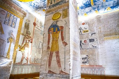 Krallar vadisinde hiyeroglifler bulunan firavunlar için antik mezar odaları, Luxor, Mısır. 