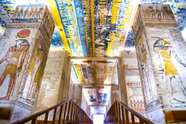 Krallar vadisinde hiyeroglifler bulunan firavunlar için antik mezar odaları, Luxor, Mısır. 