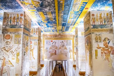 Krallar vadisinde hiyeroglifler bulunan firavunlar için antik mezar odaları, Luxor, Mısır. 