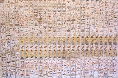 Krallar vadisinde hiyeroglifler bulunan firavunlar için antik mezar odaları, Luxor, Mısır. 