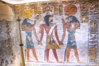 Krallar vadisinde hiyeroglifler bulunan firavunlar için antik mezar odaları, Luxor, Mısır. 