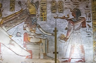 Krallar vadisinde hiyeroglifler bulunan firavunlar için antik mezar odaları, Luxor, Mısır. 