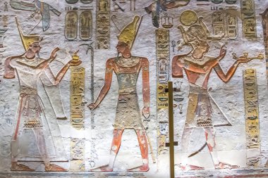 Krallar vadisinde hiyeroglifler bulunan firavunlar için antik mezar odaları, Luxor, Mısır. 