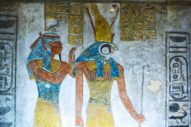 Krallar vadisinde hiyeroglifler bulunan firavunlar için antik mezar odaları, Luxor, Mısır. 