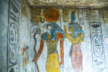 Krallar vadisinde hiyeroglifler bulunan firavunlar için antik mezar odaları, Luxor, Mısır. 