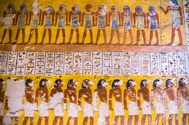 Krallar vadisinde hiyeroglifler bulunan firavunlar için antik mezar odaları, Luxor, Mısır. 