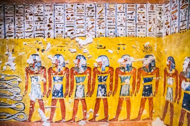 Krallar vadisinde hiyeroglifler bulunan firavunlar için antik mezar odaları, Luxor, Mısır. 