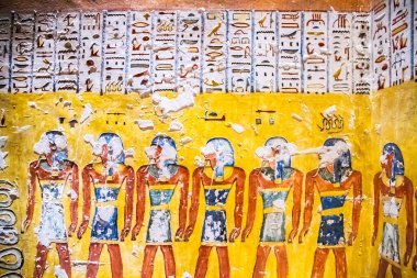 Krallar vadisinde hiyeroglifler bulunan firavunlar için antik mezar odaları, Luxor, Mısır. 