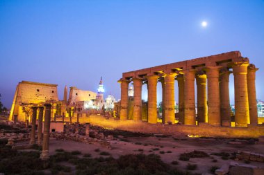 Günbatımında antik Luxor tapınağı, UNESCO Dünya Mirası alanı, Lüksör, Mısır.