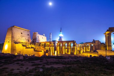 Günbatımında antik Luxor tapınağı, UNESCO Dünya Mirası alanı, Lüksör, Mısır.