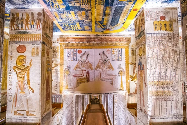Krallar vadisinde hiyeroglifler bulunan firavunlar için antik mezar odaları, Luxor, Mısır. 
