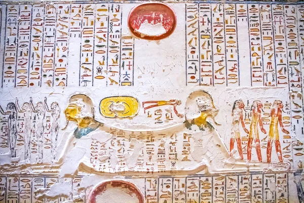 埃及卢克索国王谷的古代法老王墓室 带有象形文字 — 图库照片