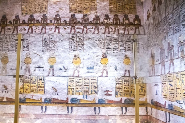 Krallar vadisinde hiyeroglifler bulunan firavunlar için antik mezar odaları, Luxor, Mısır. 