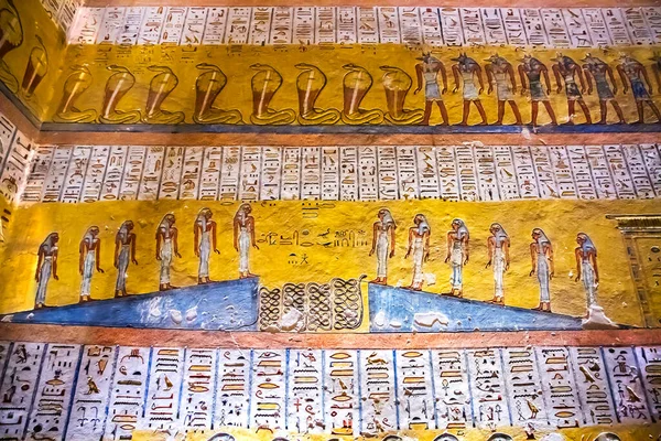 Krallar vadisinde hiyeroglifler bulunan firavunlar için antik mezar odaları, Luxor, Mısır. 