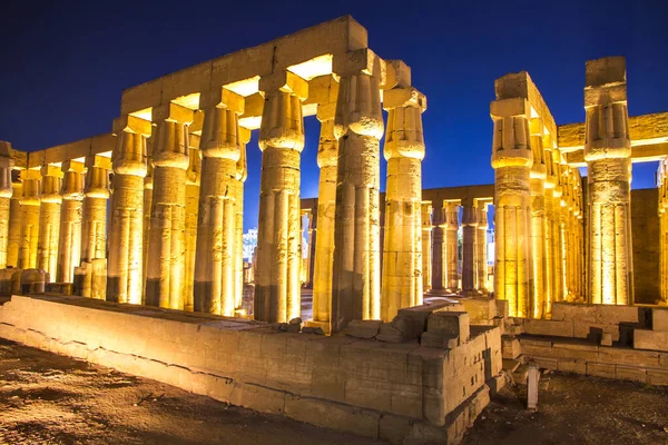 Günbatımında antik Luxor tapınağı, UNESCO Dünya Mirası alanı, Lüksör, Mısır.