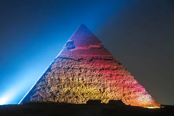Büyük Giza Piramidi gece aydınlandı, UNESCO Dünya Mirası alanı, Kahire, Mısır.