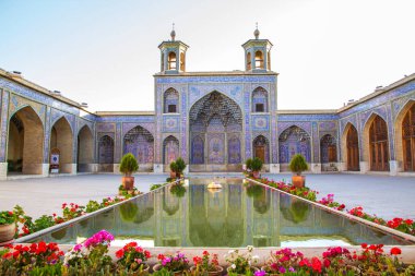 Mozaik fayanslar ve İran İslam Kuran 'ı, Şiraz, İran' dan gelen dini el yazmaları ile süslenmiş ünlü pembe cami.. 