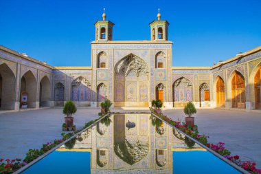 Mozaik fayanslar ve İran İslam Kuran 'ı, Şiraz, İran' dan gelen dini el yazmaları ile süslenmiş ünlü pembe cami.. 