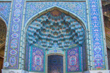 Mozaik fayanslar ve İran İslam Kuran 'ı, Şiraz, İran' dan gelen dini el yazmaları ile süslenmiş ünlü pembe cami.. 