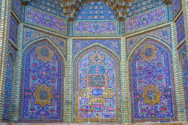 Mozaik fayanslar ve İran İslam Kuran 'ı, Şiraz, İran' dan gelen dini el yazmaları ile süslenmiş ünlü pembe cami.. 