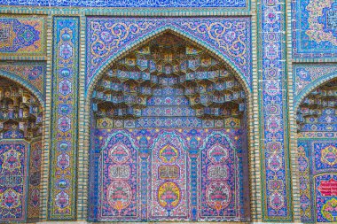 Mozaik fayanslar ve İran İslam Kuran 'ı, Şiraz, İran' dan gelen dini el yazmaları ile süslenmiş ünlü pembe cami.. 