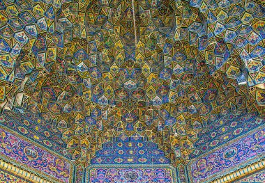 Mozaik fayanslar ve İran İslam Kuran 'ı, Şiraz, İran' dan gelen dini el yazmaları ile süslenmiş ünlü pembe cami.. 