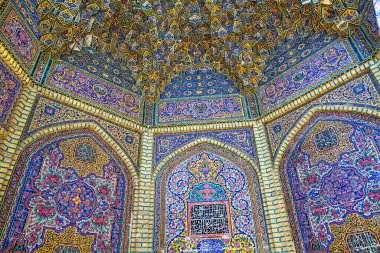 Mozaik fayanslar ve İran İslam Kuran 'ı, Şiraz, İran' dan gelen dini el yazmaları ile süslenmiş ünlü pembe cami.. 