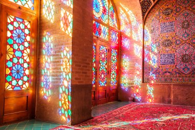 Mozaik fayanslar ve İran İslam Kuran 'ı, Şiraz, İran' dan gelen dini el yazmaları ile süslenmiş ünlü pembe cami.. 