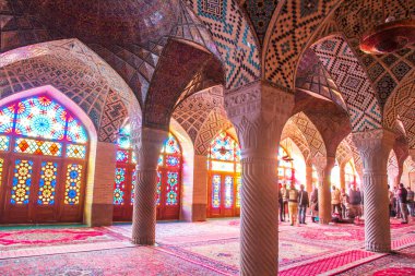 Mozaik fayanslar ve İran İslam Kuran 'ı, Şiraz, İran' dan gelen dini el yazmaları ile süslenmiş ünlü pembe cami.. 