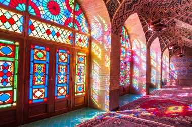 Mozaik fayanslar ve İran İslam Kuran 'ı, Şiraz, İran' dan gelen dini el yazmaları ile süslenmiş ünlü pembe cami.. 