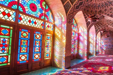 Mozaik fayanslar ve İran İslam Kuran 'ı, Şiraz, İran' dan gelen dini el yazmaları ile süslenmiş ünlü pembe cami.. 